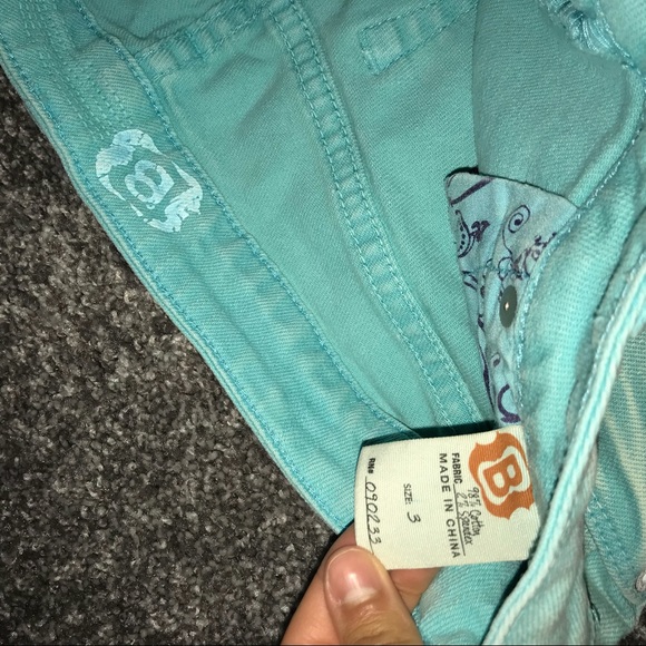 Size 3 jean shorts pretty blue color! - Picture 3 of 3